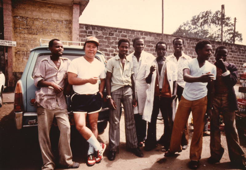 西田さんは現地の人と和んでいました。左から2番目が西田さん。