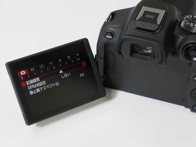 バリアングル式モニターを搭載。EOS R10も同様