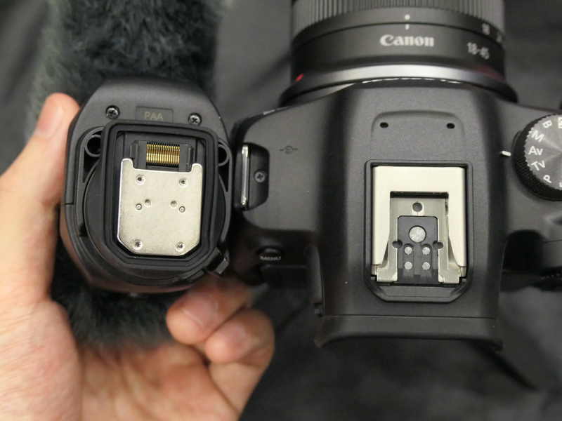 EOS R3から採用されているマルチアクセサリーシュー。左は「指向性ステレオマイクロホン DM-E1D」