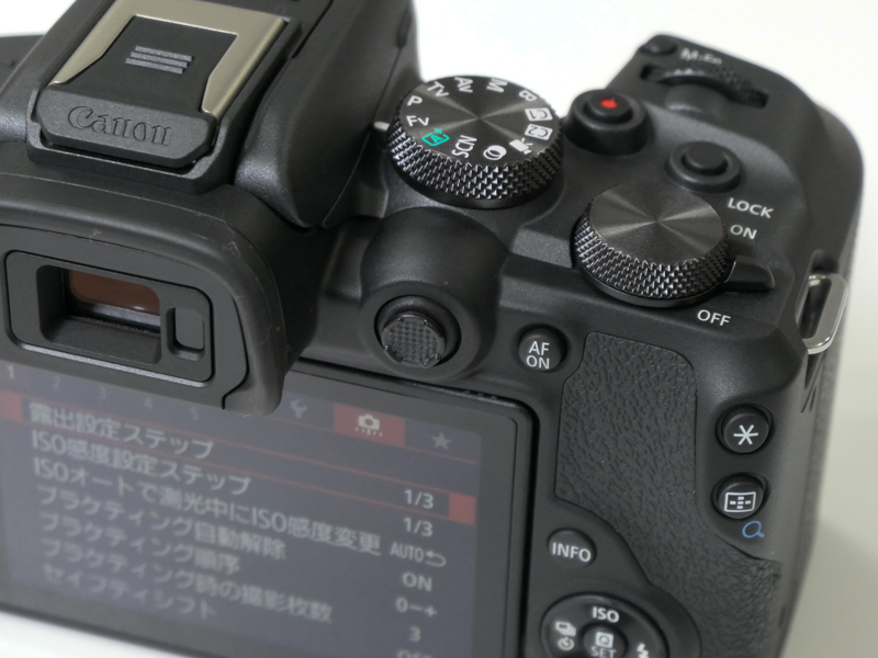 EOS R7はサブ電子ダイヤルとマルチセレクターを一体化した新しいデバイスを搭載したが、比べるとEOS R10はベーシックな仕立て。右肩にサブ電子ダイヤルと電源レバーがある。