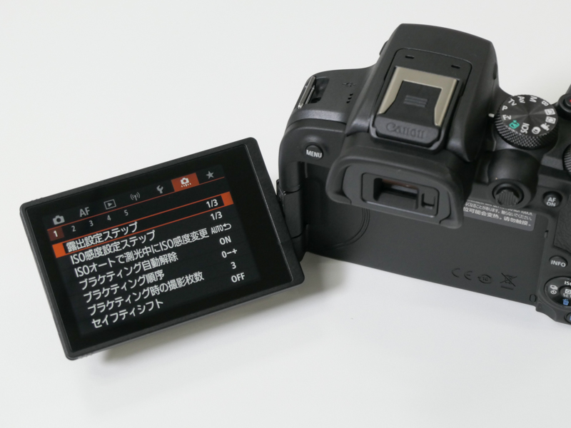 背面モニターはEOS R7と同様にバリアングル式