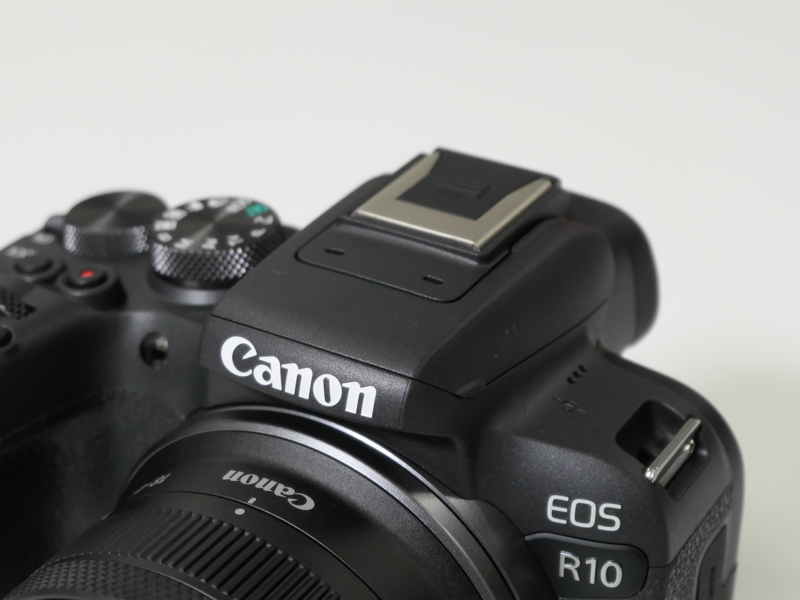 手動ポップアップ式の内蔵ストロボを装備