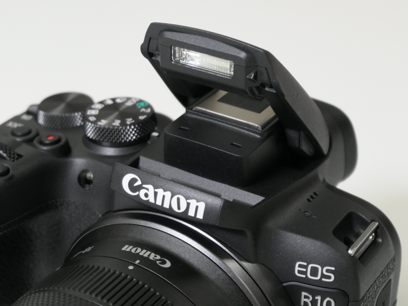 手動ポップアップ式の内蔵ストロボを装備