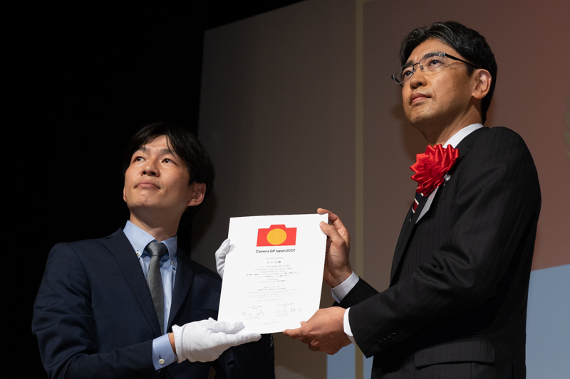 岸政典氏（右）