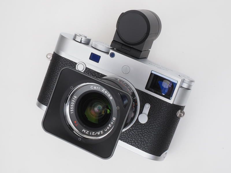 このレンズに異常部分分散ガラスとか非球面レンズは使われていません。ある意味ではクラシックな構成なわけですが、写りはそれらのレンズを使用したものと比較しても見劣りしないというか、素晴らしくクリアな性能だと思います。開放からバリバリの描写です。エライのは最短撮影距離が0.5mと短めなこと。ライカの距離計には連動しませんが、ライブビューやEVFを使えるライカなら問題なくフォーカシングできます。至近距離でも性能低下は感じません。あまり見たことのない7群9枚構成です。