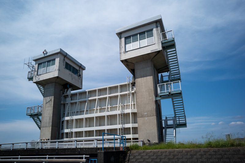 できるだけパースペクティブを誇張しないように、手を伸ばして頭の上にカメラを掲げてノーファインダーで撮ってみました。デジタルは撮影画像がすぐに確認できるからこういうシーンでは満足の行くまで取り直しできます。<br>M10-P　Biogon T*2,8/21 ZM（F8・1/1,500秒）ISO 400