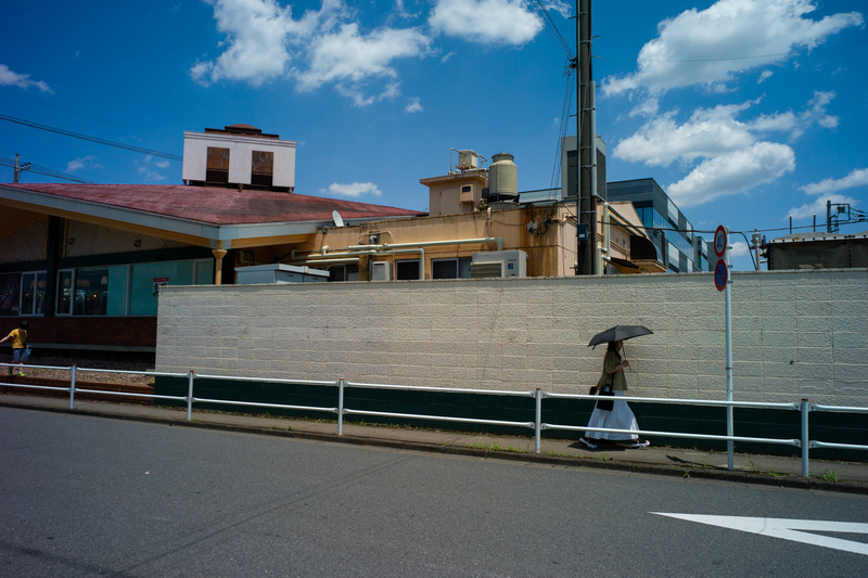 絞っていますが周辺光量は多少低下していることがわかります。でも、四隅からイメージが逃げてしまわないようにしている感じがして好感の持てる品の良さです。撮影距離遠めですが、ディテールの再現もいいなと。<br>M9　Biogon T*2,8/21 ZM（F8・1/1,000秒）ISO 400