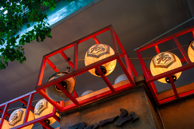 像は線が細くて繊細な描写です。ヌケがよい感じがするので35mmだけで今後生きていけそうな錯覚すら感じますね。小型軽量なのが本当に嬉しくて、仕事以外にも持ち出すことが多いのです。<br>M9　Biogon T*2/35 ZM（F2・1/180秒）ISO 400