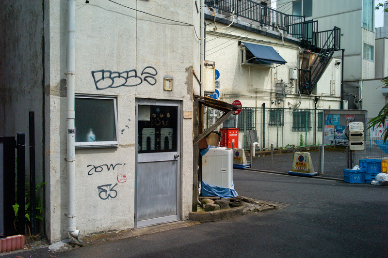 画角が大体アタマに入っているので、街の気になる光景を拾い集めるのに役立っています。均質性の高い描写で優れています。描写に細やかさがあります。<br>M9　Biogon T*2/35 ZM（F8・1/2,000秒）ISO 400