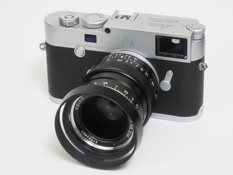 非球面レンズや異常部分分散ガラスがすごく贅沢に使用されています。いかにも2015年に登場したレンズという感じがします。ディスタゴン名ですからレトロフォーカスタイプですね。7群10枚構成です。鏡胴がやや長いことで、ライカのファインダーでは多少のケラれがなくはないのですが、正確に撮影するならライブビューやEVFを使えばいいわけですし、問題は感じません。価格的にはZMにしては良いお値段ですが、ライカの同仕様のレンズをみてください。十分に納得できます。