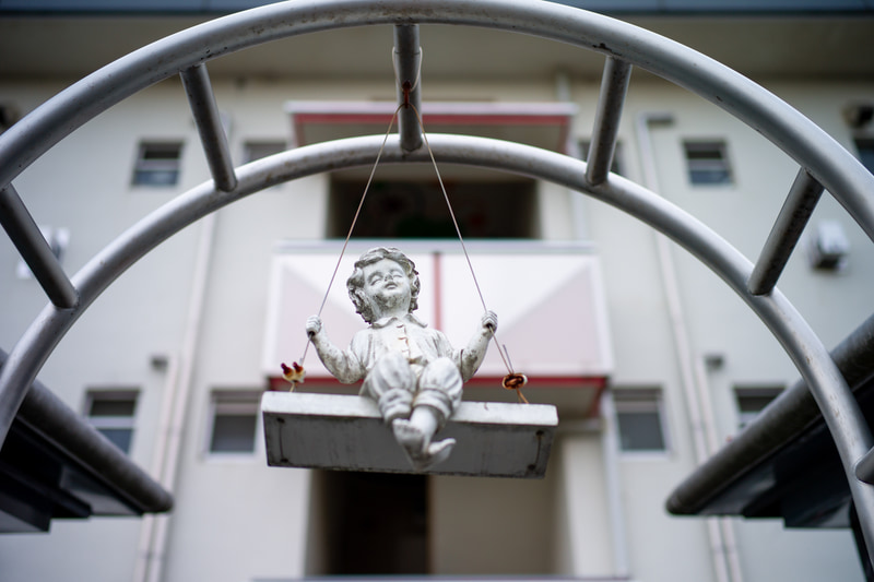 曇天で、時おり鈍い光が差す程度という条件が良くない撮影です。絞りも開放ですが、適度な被写界深度があるためか不自然な感じはしません。周辺光量低下は若干目立ちますが、少し絞れば済むことです。合焦点は線の細い描写です。背景ボケも非球面レンズにありがちなクセがありません。<br>M9　Distagon T*1,4/35 ZM（F1.4・1/3,000秒）ISO 160