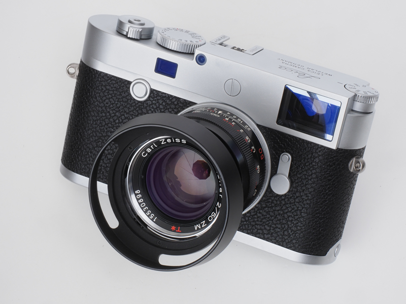 レンジファインダーカメラ用の標準レンズなのにゾナーじゃなくてプラナータイプを採用しちゃったのは、ライカのズミクロンに秋波を送ったみたいでちょっとだけ抵抗感があります。でも、現代においてはゾナーよりも“標準レンズの描写の一つの基準”と感じさせる描写をすることは確かです。お値段がこの時代にしてはフトコロに優しくステキです。けれど、このレンズの性能は間違いないですね。とても使いやすいです。小さくて軽いのは嬉しいんです。でも、この性能なら、もっとエラそうな外観にしても良いかもしれませんね。