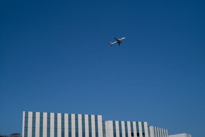 ティルマンスを意識したわけじゃないですよ。でもピアノの鍵盤とおもちゃの飛行機みたいな組み合わせが素敵でしたので、あえてプラナーの標準レンズで撮りました。解像力、コントラストともに抜群であります。安心の一本です。<br>M10-P　Planar T*2/50 ZM（F8・1/2,000秒）ISO 400