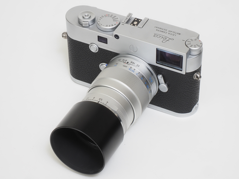 小さく軽く高性能のレンズです。3群5枚構成で、トリプレットの趣気が強いというかそのものですよね。とにかく、ものすごくよく写ります。ポートレートだとシャープすぎるかなあ。ちなみにライカレンズだと90mmが普通なんだけど、ここはツァイスだから85mmで行きますよ、という意識があるのでしょうか。神経質じゃない人はライカ内蔵の90mmフレームを使えばいいし、絶対に正確にフレーミングできないとイヤという人はライブビューやEVFを使えばいいんじゃないでしょうか。気軽に使って欲しいですね。