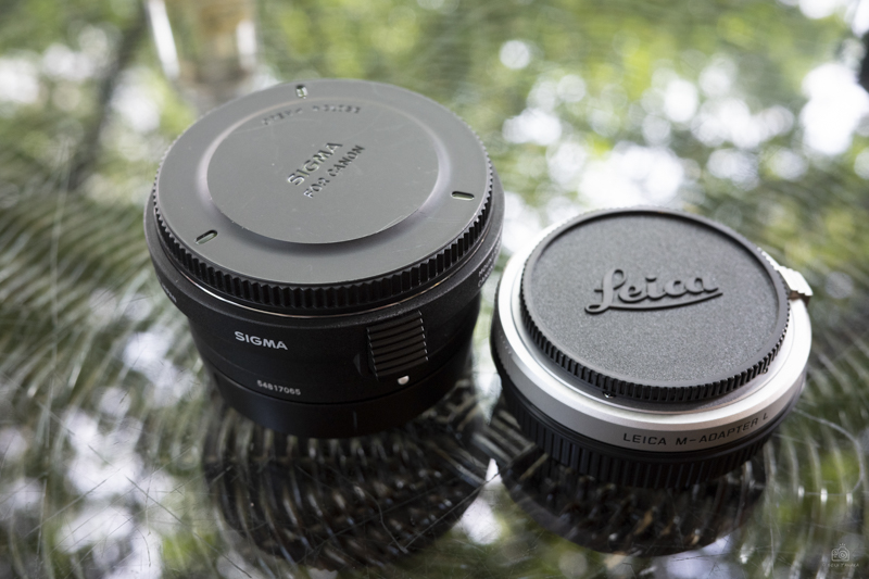 左からSIGMA MC-21マウントコンバーター、Leica MアダプターL（シルバー）