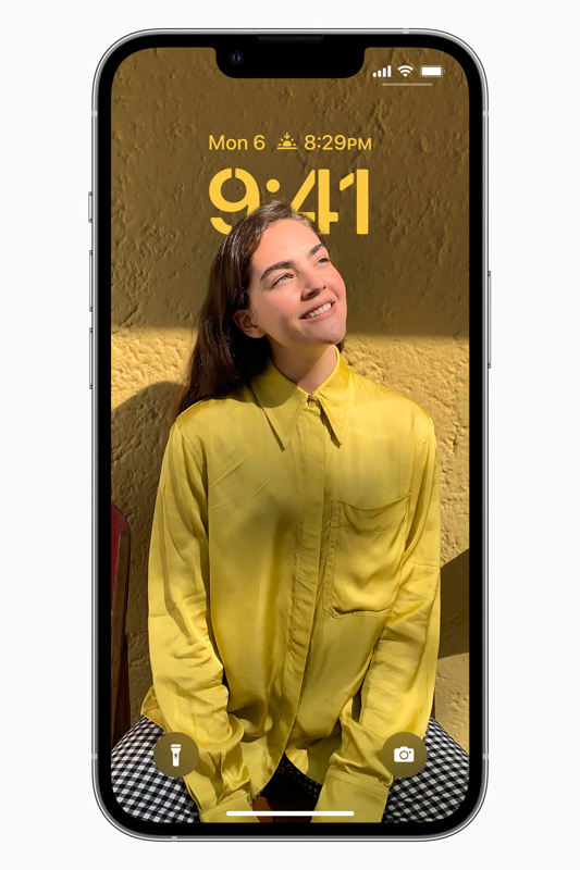 新しいロック画面の一例。時計表示が人物の下のレイヤーに表示され、奥行きある見た目に