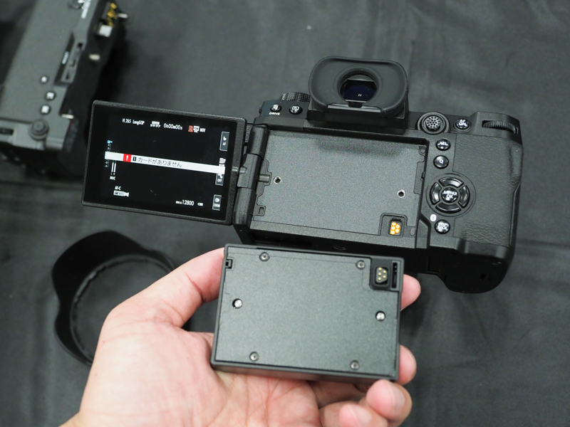 ボディの背面に、専用の端子に合わせて装着する