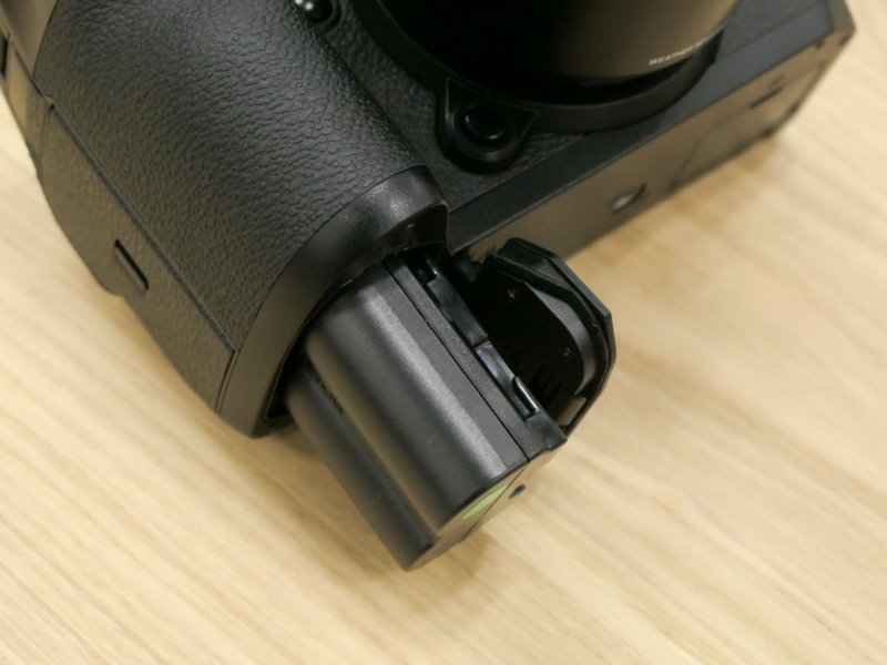 付属のバッテリーは「NP-W235」。X-H1は「NP-W126S」だった