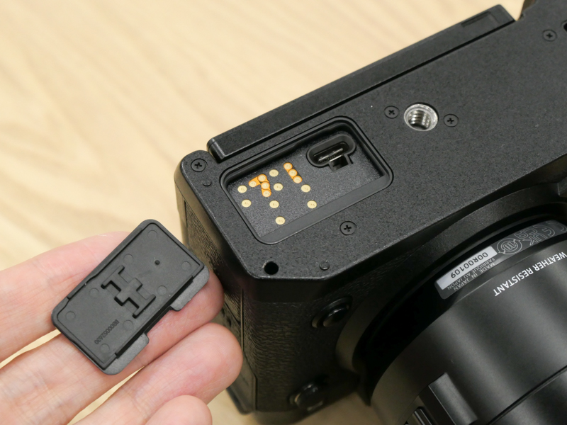 バッテリーグリップ装着用の端子