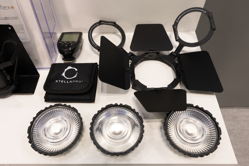 レンズやバーンドアなどのオプションもある