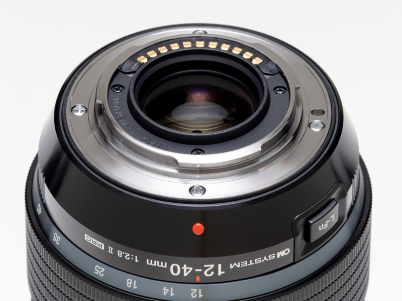 金属マウントを採用し、その周囲にはゴムリングが嵌め込まれている。OM-1との組み合わせでは、IP53規格というとても強力な防塵防滴性能を発揮する設計。-10℃の耐低温性能もあり、OM-1と組み合わせることでこれまで以上に厳しい環境下での撮影にも耐えられるタフなレンズとなっている。