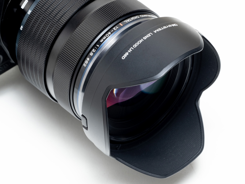 付属の専用フードLH-66Dを装着したところ。前モデル用のフードLH-66とは形状が異なり、ロック機構も変更された。LH-66では使用時と収納時でそれぞれ別個にロックボタンが設けられていたものが、LH-66Dではひとつのボタンでロック&解除が可能となった。