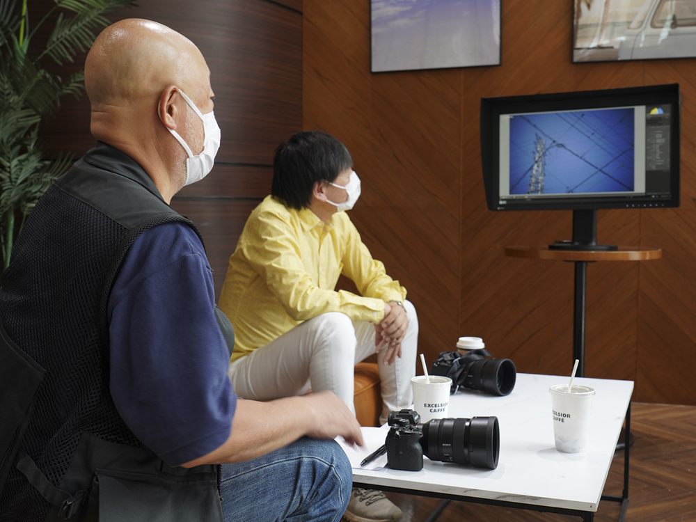 作品鑑賞はEIZOの最新カラーマネジメントモニター「CG2700S」で行なった（機材提供：EIZO）