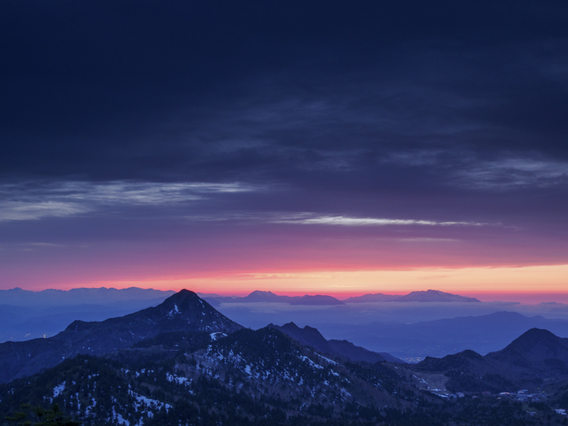 ドラマチックな夕景との出合い。このような場面では、明暗差をコントロールするハーフNDフィルターを使うが、そのために三脚は必須である<br><span class="fnt-85">OM-1／M.ZUIKO DIGITAL ED 12-100mm F4 IS PRO／20mm（40mm相当）／絞り優先AE（F8・1/4秒・-1.0EV）／ISO 200／WB:晴天</span>