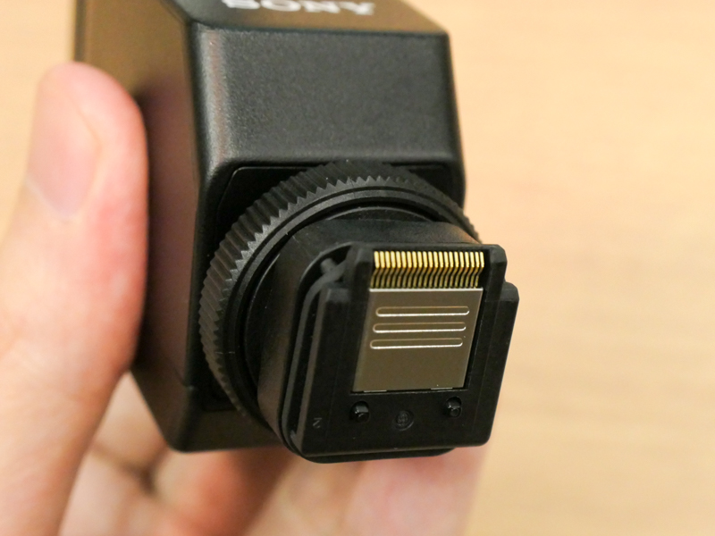 先端部にMi（マルチインターフェース）シューの通信・電源用端子が並ぶ