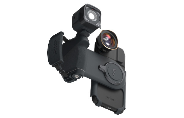 外付けの専用レンズなどを装着