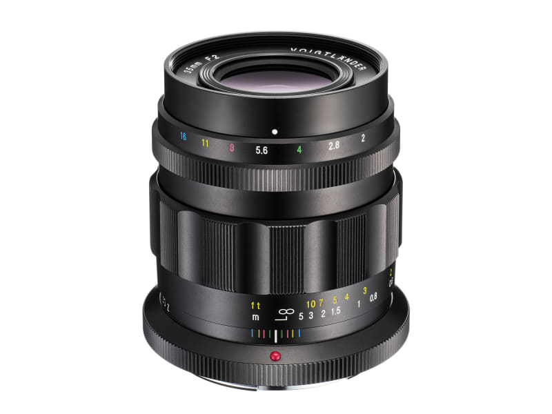 <strong class="em ">主な仕様</strong><br>レンズ構成：9群11枚<br>絞り羽根枚数：12枚（F2、F2.8、F5.6、F16で円形絞り）<br>最小絞り：F16<br>最短撮影距離：0.35m<br>最大撮影倍率：0.15倍<br>フィルター径：φ52mm<br>外形寸法（最大径×全長）：約67.6×70.4mm<br>質量：約360g<br>　<br><strong class="em ">発売予定日・価格</strong><br>発売予定日：2022年6月23日<br>希望小売価格：13万2,000円（税込）