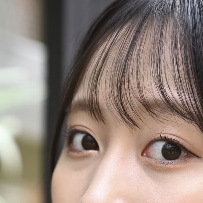 ピント面のまつげや髪の毛の繊細さとボケの美しさを両立している。ボケはくせがなく素直な印象だ