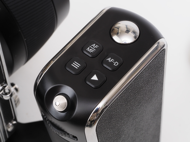 907コントロールグリップの上部。再生やメニューボタン、AF切り替えボタン。前がシャッターボタン、後ろのボタンがグリグリですね。反応はとてもいいです。もうちょっとグリップに丸みがあってもいいと思うなあ。