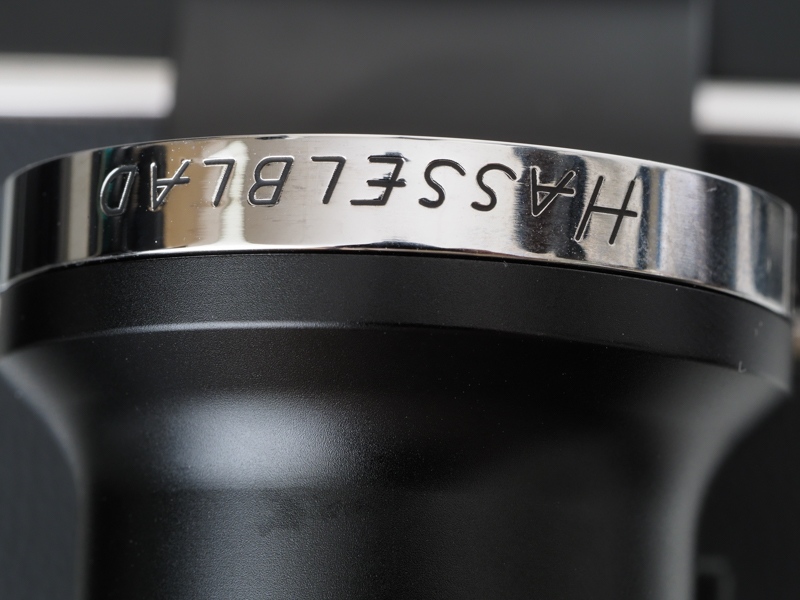 オプティカルファインダーの上には旧字体のHASSELBLAD刻印があるんですが、なんか墨入れが下手な感じですなあ。それに周囲が光っていて、多くの人は刻印の存在にすら気づかないんじゃないかなあ。