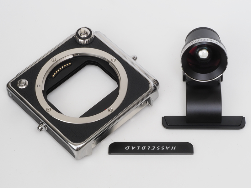 オプティカルファインダーを取り付けるには、HASSELBLADの銘板を取り外してスライドさせて挿入します。よくまあ、こんな仕掛けを思いつきましたね。この銘板は紛失に注意せねばなりません。