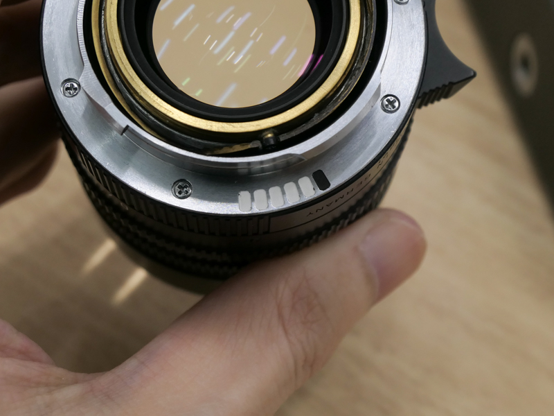 レンズマウント部の6bitコード（白と黒のパターン）。カメラボディに装着レンズを認識させ、レンズごとの補正などを行うための仕組み。2006年のライカM8登場時から導入されている