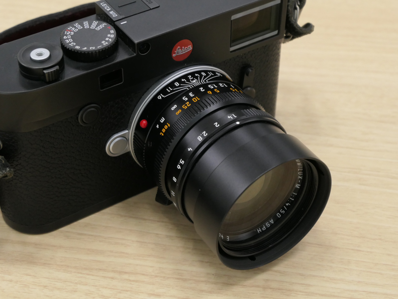 予備知識：ライカM10に同レンズを装着。右のように（Mマウントには電子的連動がないのに）装着レンズが検出される
