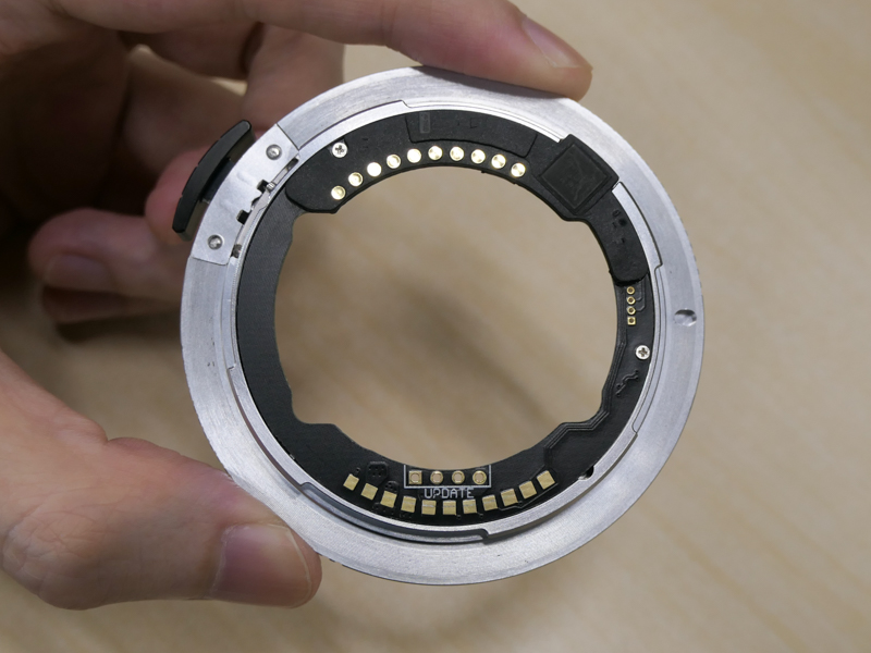 ETZ21の裏表。電子接点は、ソニーEマウントが下側、ニコンZマウントが上側。レンズ取り外しボタンは内側に向かって押す形式