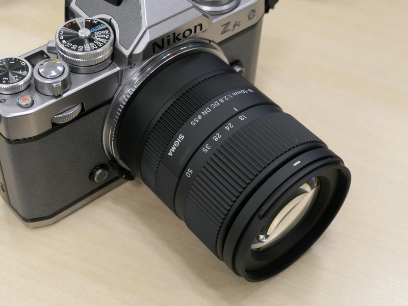 シグマの「18-50mm F2.8 DC DN」（Eマウント用）を装着。APS-C用レンズだけにサイズ感もピッタリ。Z fcのキットレンズ「NIKKOR Z DX 16-50mm f/3.5-6.3 VR」に何の不満もないが、“F2.8通し”は魅惑のワード