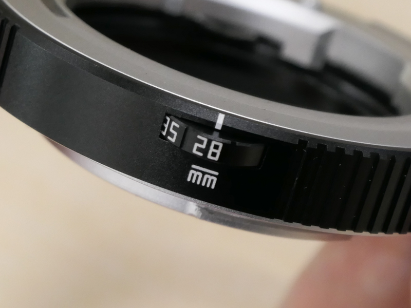 6bitコードがないレンズの場合は、アダプター側面のダイヤルを使って焦点距離をボディに伝える。ダイヤル上にあるのは28mm/35mm/50mm/75mm/90mm/135mm