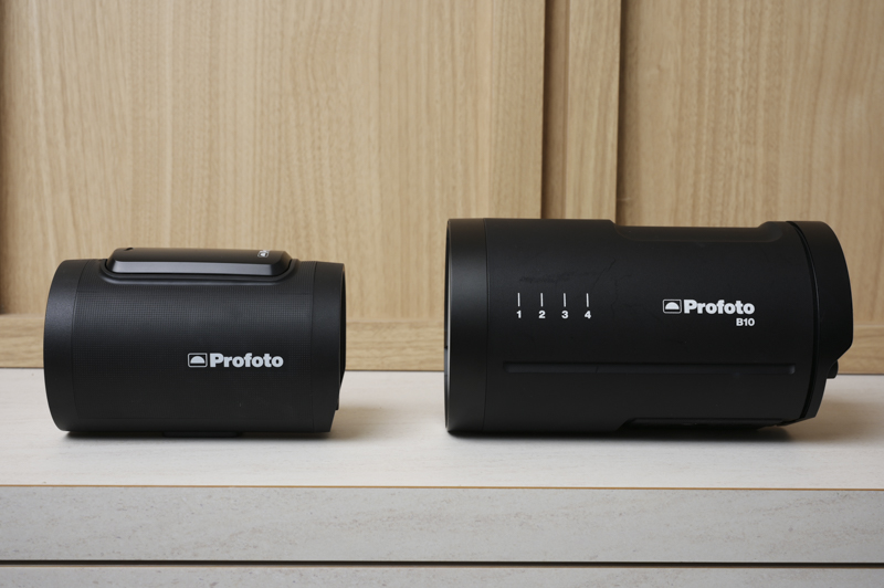 左がProfoto A2。右がこれまでProfotoで一番小さかったモノライトのProfoto B10X