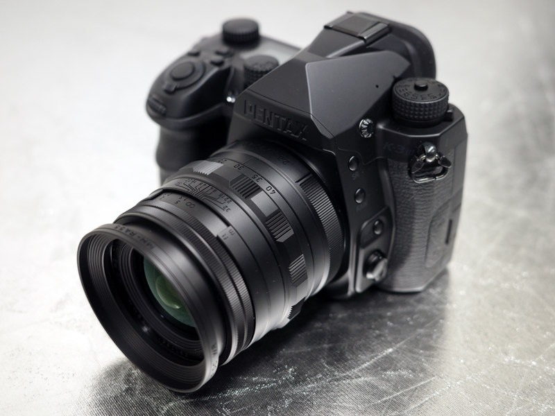 クラウドファンディングで販売された「PENTAX K-3 Mark III Jet Black」。1,000万円の目標金額に対し約3,540万円が集まった。限定232台という数字は、本機のために用意したブラック塗料で作れる限りの台数だという