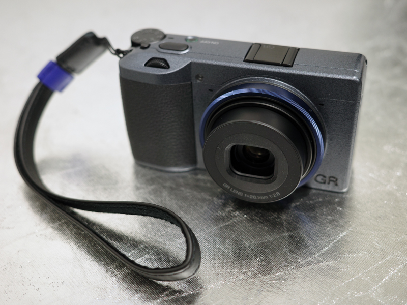 RICOH GR IIIx Urban Edition Special Limited Kit。全世界2,000セット限定で、ユーザーが好みで文字刻印できるホットシューカバーが付属する