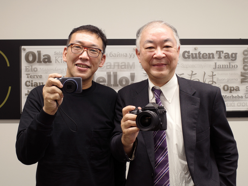 聞き手の本田雅一氏（左）と、リコーイメージングの赤羽昇社長