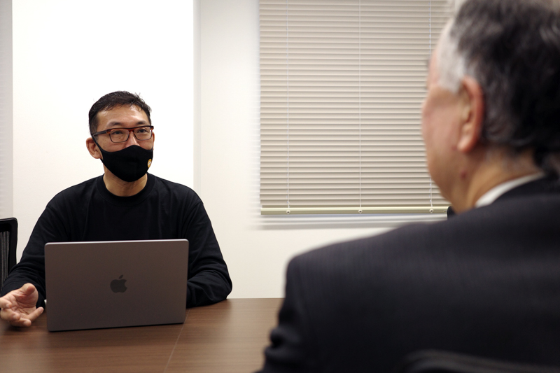 赤羽社長を本田氏がインタビューするのはフォトキナ2014以来。赤羽氏は当時から「個性を持たない製品は作らない」と強いメッセージを出していた。