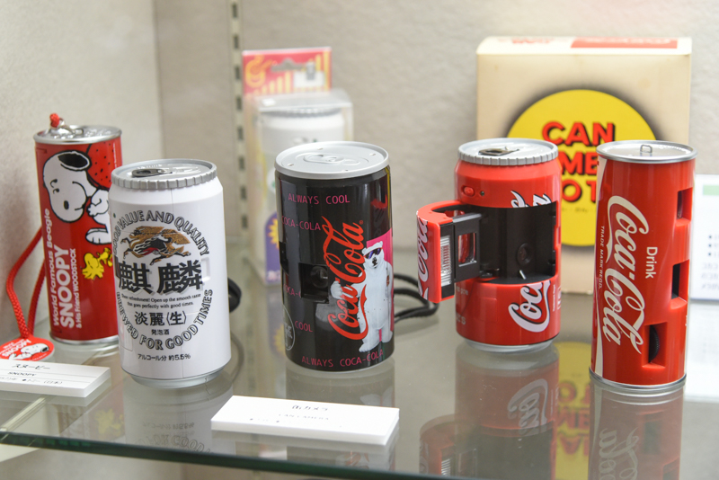 「かんカメラ」の数々。初めて登場したのは1978年。コカ・コーラ社がプレゼントや宣伝用に企画したもので、のちに表面のプリントを変える形でいろんな会社が制作した