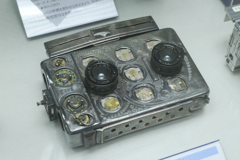 特徴的な外観を持つ、ル・マルチフォト（1924年。マルチフォト）1本のレンズを装着した場合は9コマ、2本装着すると3コマのステレオ写真を撮影できるカメラ。レンズの着脱はバヨネット式