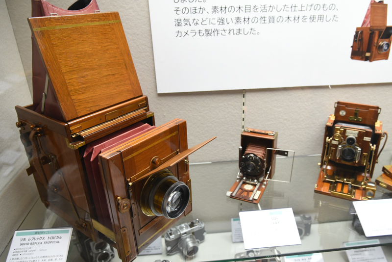 外装が木製のカメラ