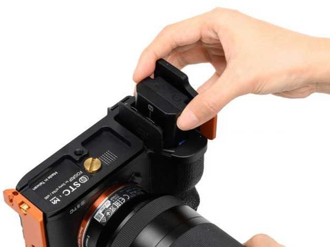 フルサイズα用の拡張グリップに「α7 IV」「α1」対応モデル。縦位置