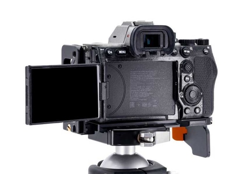 フルサイズα用の拡張グリップに「α7 IV」「α1」対応モデル。縦位置